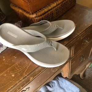 Skechers ON-THE-GO ‘Sunny’ size W 10